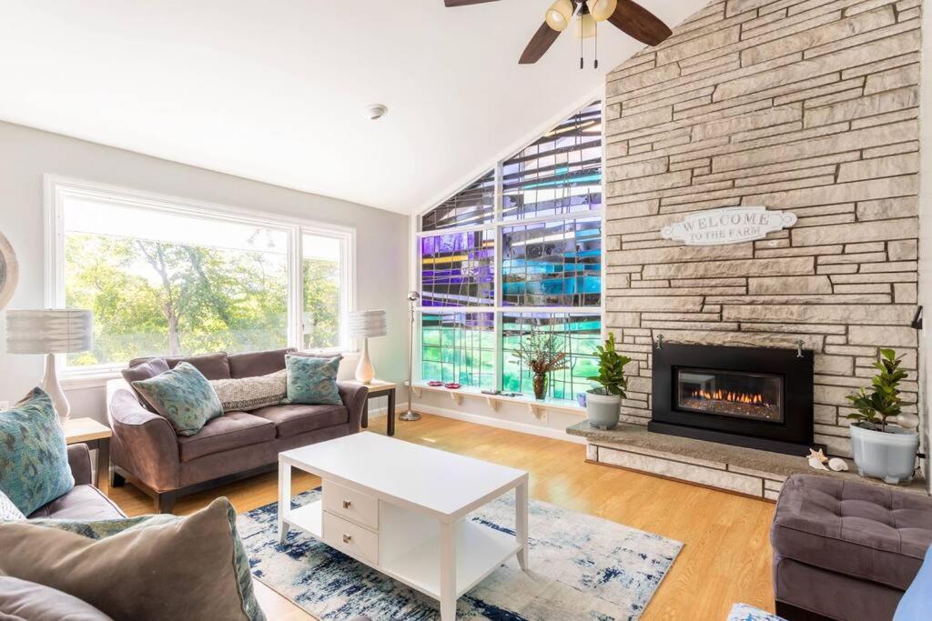فيلا Unique Retreat With Private Patio, 4 King Beds And Bbq جروتون المظهر الخارجي الصورة