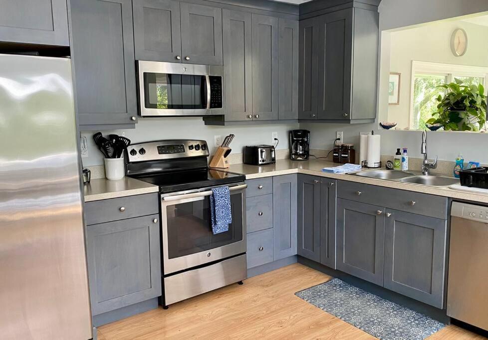 فيلا Unique Retreat With Private Patio, 4 King Beds And Bbq جروتون المظهر الخارجي الصورة