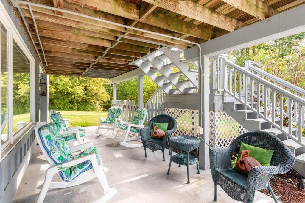 فيلا Unique Retreat With Private Patio, 4 King Beds And Bbq جروتون المظهر الخارجي الصورة