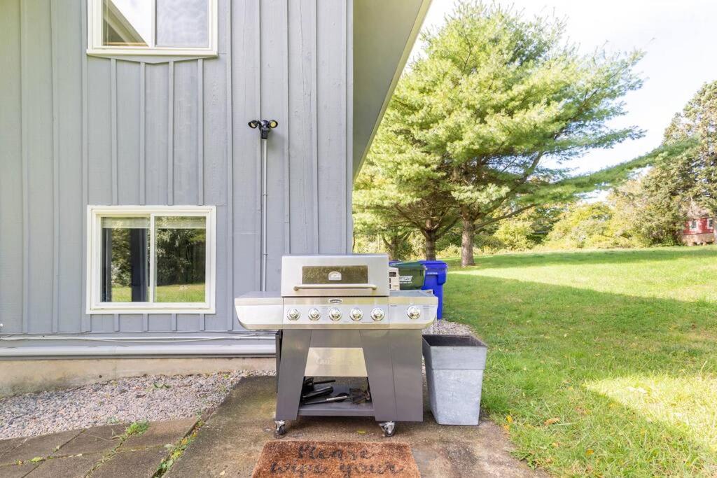 فيلا Unique Retreat With Private Patio, 4 King Beds And Bbq جروتون المظهر الخارجي الصورة