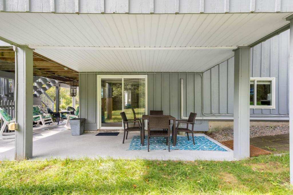 فيلا Unique Retreat With Private Patio, 4 King Beds And Bbq جروتون المظهر الخارجي الصورة