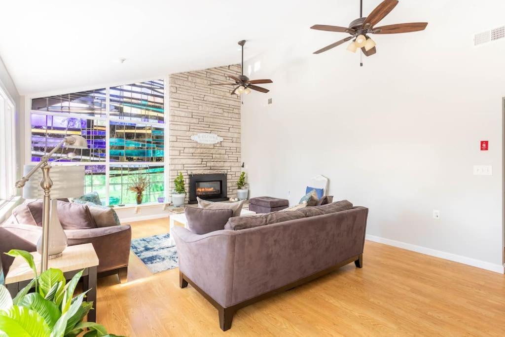 فيلا Unique Retreat With Private Patio, 4 King Beds And Bbq جروتون المظهر الخارجي الصورة